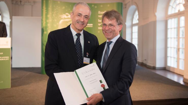 Adrian Bejan holds a paper award with President of the Humboldt Foundation, Prof. Hans-Christian Pape