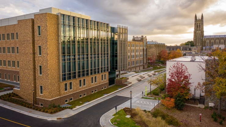 The Wilkinson Building is named to honor the lifetime philanthropic and service contributions of Jerry C. (E’67) and Beverly A. Wilkinson and their family. Take a virtual tour at pratt.duke.edu/wilkinson21. The Wilkinson Building